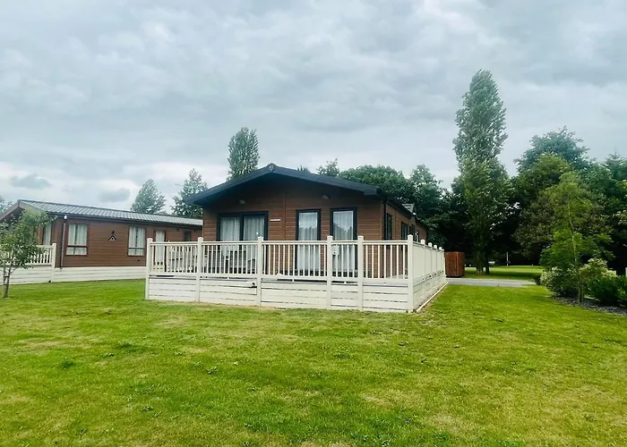 Lakeside View Lodge With Hot Tub