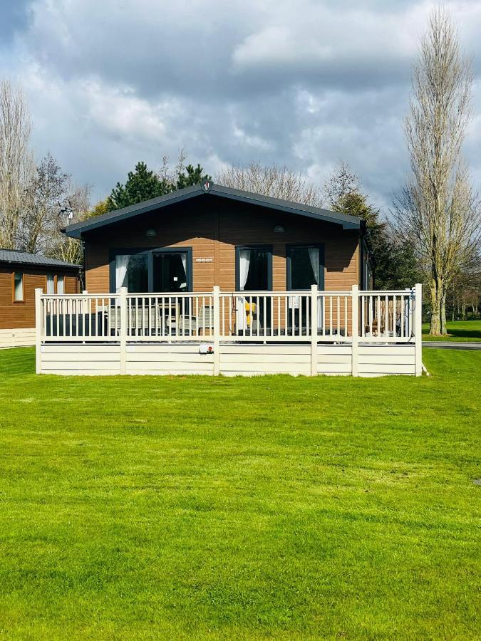 Lodge Lakeside View With Hot Tub York