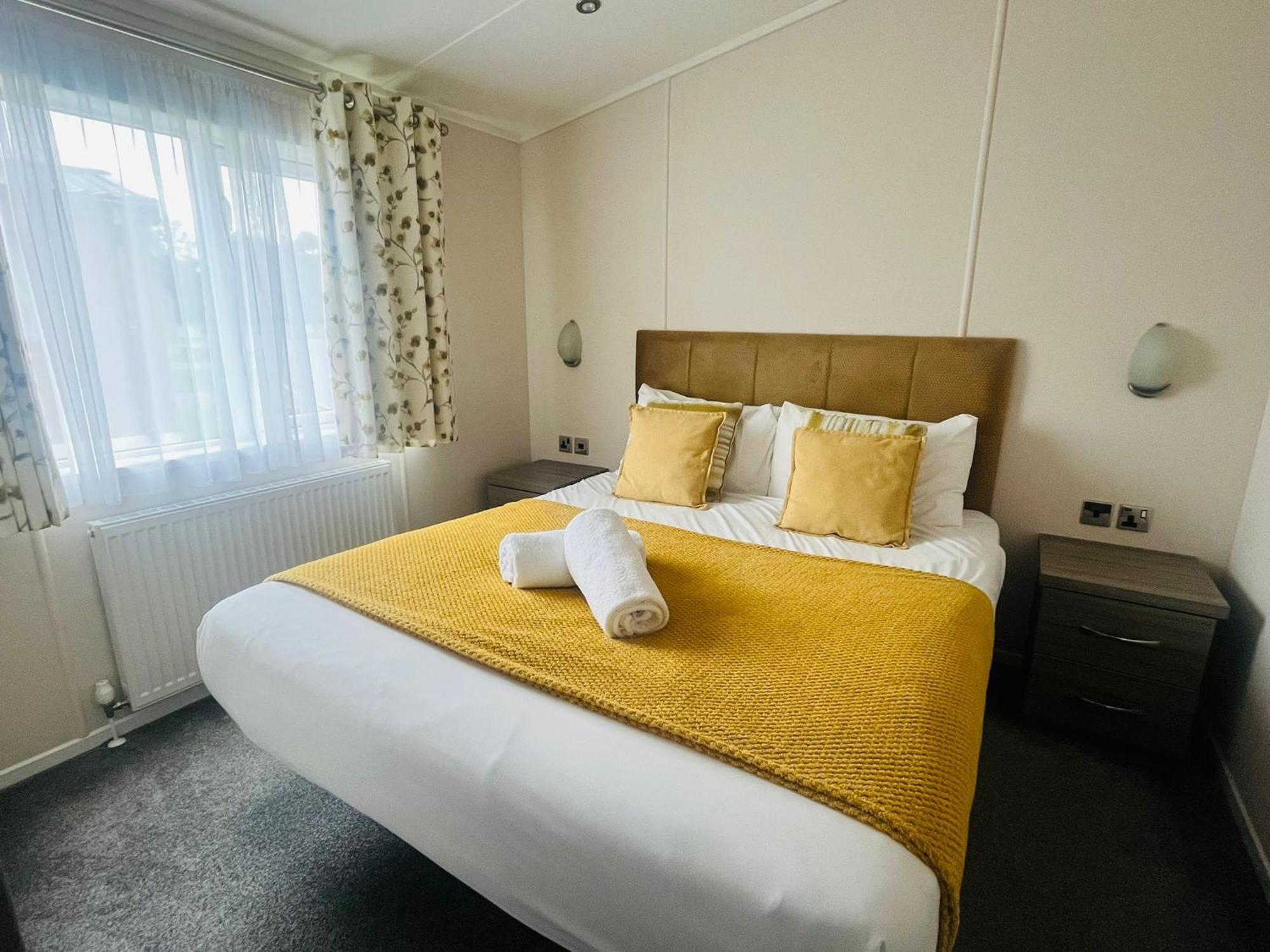 Lakeside View With Hot Tub Lodge York