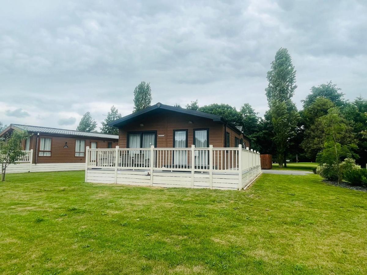 Lakeside View With Hot Tub Lodge